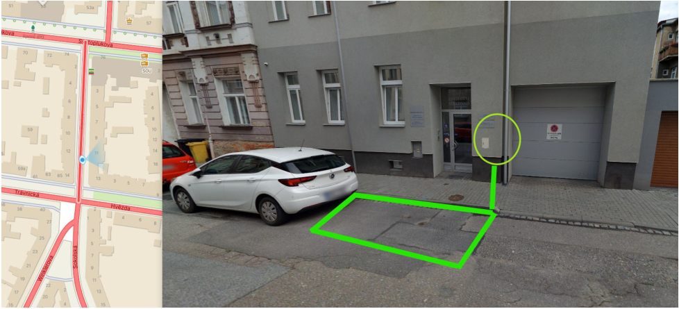 Situační nákres a fotografie lokality v ulici Sokolská. Mapa zobrazuje uliční síť s ulicemi Svatoplukova, Trávnická, Hvězda a Sokolská. Fotografie zachycuje budovu zdravotního střediska (nápis 'ZDRAVOTNÍ STŘEDISKO' nad vchodem) s vyznačeným parkovacím místem a připojením k objektu (elektrická skříň). Na garážových vratech je umístěna dopravní značka zákaz zastavení.