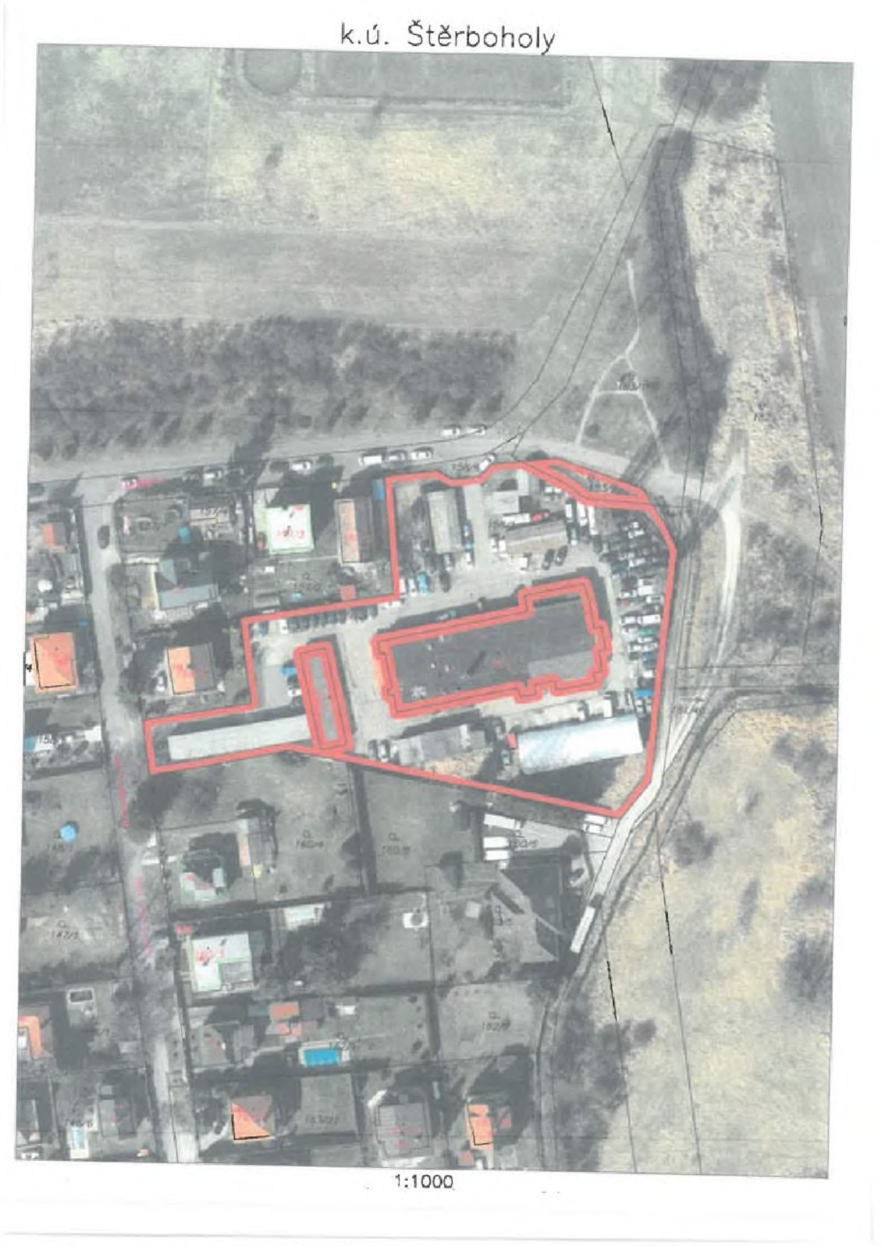 Situační nákres (ortofotomapa) s vyznačenými hranicemi pozemků v katastrálním území (k.ú.) Štěrboholy. Měřítko mapy je 1:1000. Červenou barvou jsou v mapě vyznačeny obrysy budov a vymezení konkrétních ploch v rámci areálu.