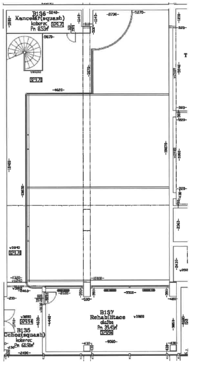 Stavební plán podlaží obsahující tři místnosti: B136 Kancelář (squash), koberec, 8,53 m2; B135 Ochoz (squash), koberec, 60,90 m2; B137 Rehabilitace, dlažba, 39,45 m2. Plán obsahuje technické kóty rozměrů stěn a prostorů.