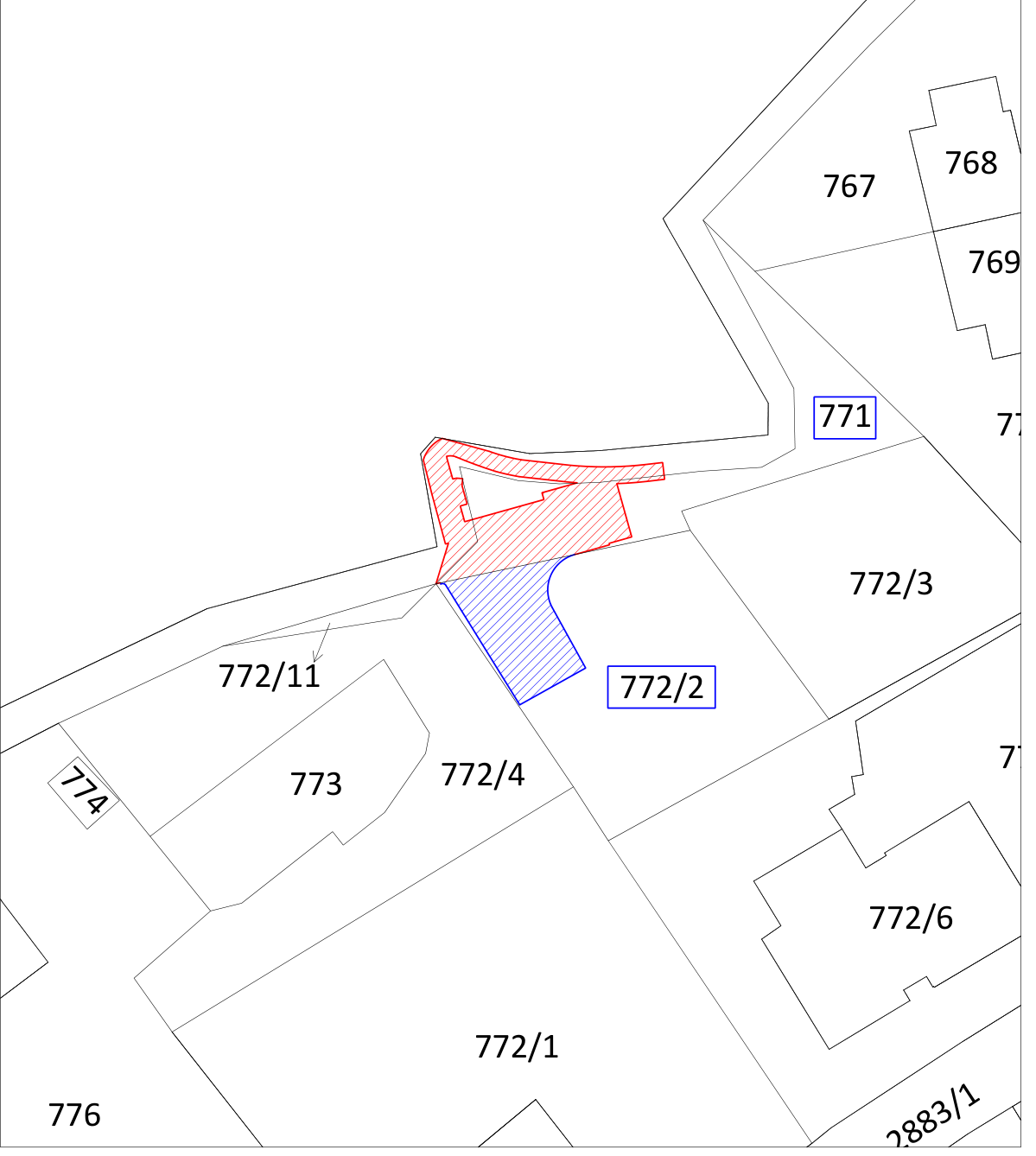 Výřez z katastrální mapy znázorňující parcely v dané lokalitě. V mapě jsou čitelně označena čísla parcel: 767, 768, 769, 771, 772/1, 772/2, 772/3, 772/4, 772/6, 772/11, 773, 774, 776 a 2883/1. Části pozemků jsou zvýrazněny šrafováním v červené a modré barvě.